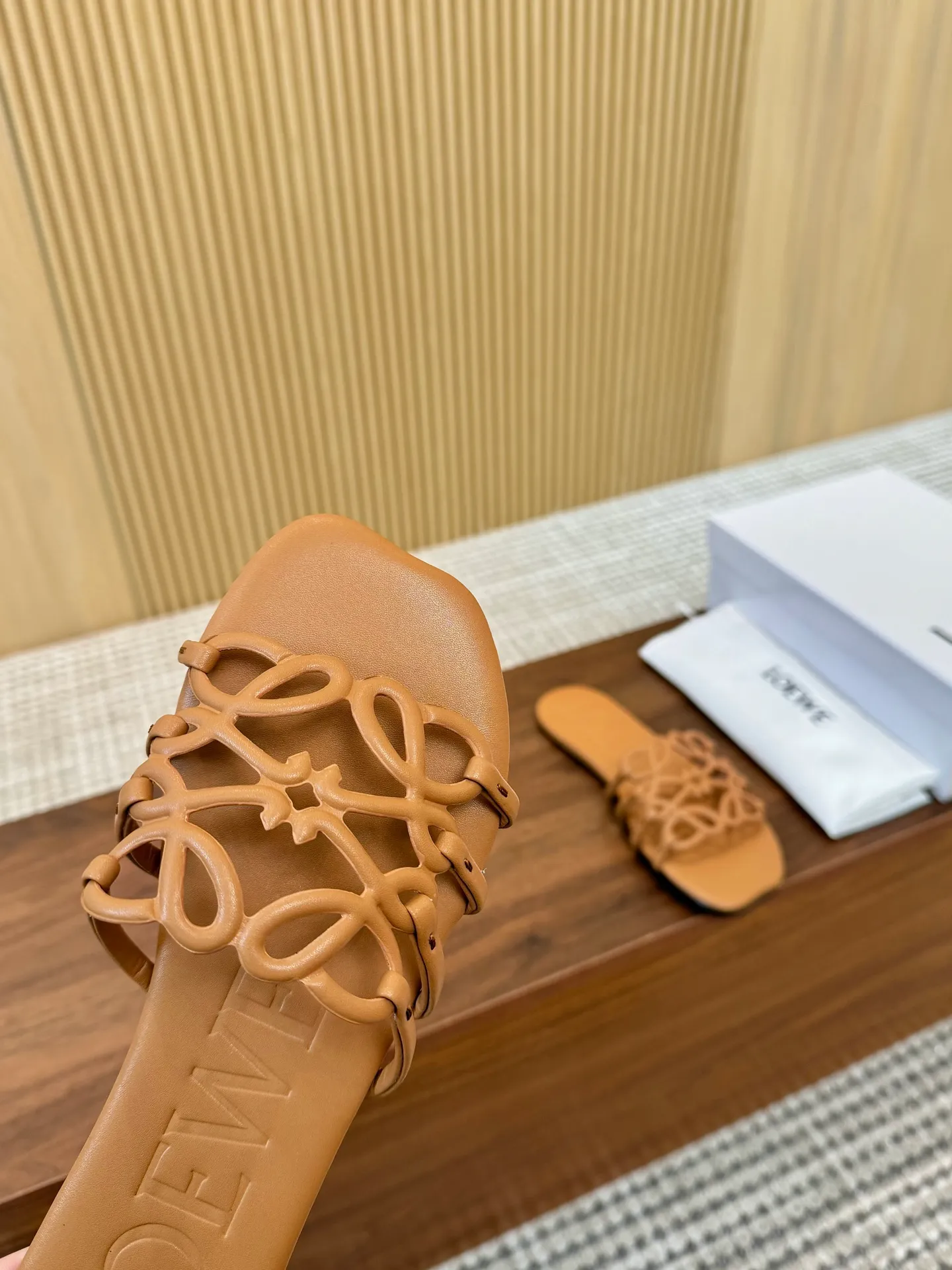 👟👟Ex-factory price 400👟👟 Women's shoes, women's clothing 2025 latest LOEWE, summer limited edition hollow slippers, they are so beautiful on your feet! ! ! Highly recommended, a super lazy drag, the same style worn by celebrity bloggers! Fabric: Imported sheepskin (black, white, apricot, red, pink, five colors) Lining: Imported sheepskin Outsole: Genuine leather injection dyed bottom Number: 35-42
